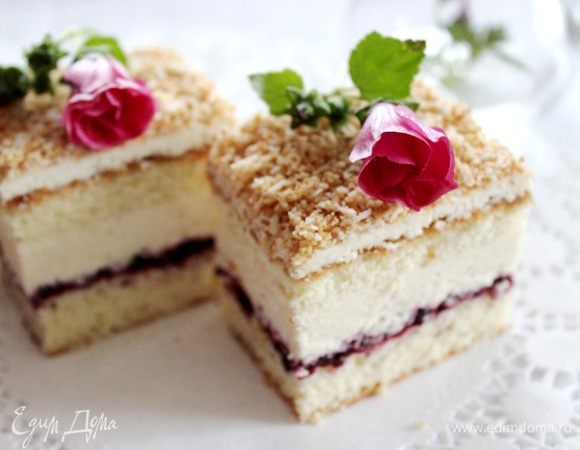 Засыпать пирог кокосом и опять убрать его в холодильник. Лучше на ночь. Перед подачей разрезать пирог на пирожные и украсить ягодами. 
Приятного чаепития!