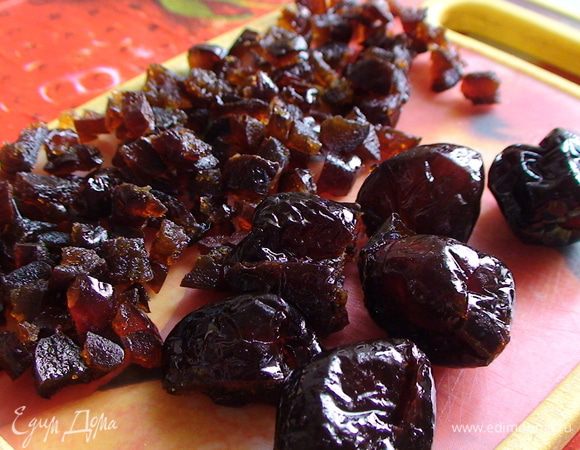 Сухофрукты мелко нарезать и те из них, которые пойдут в прослойку между коржами, залить кипятком. Через полчаса фрукты откинуть на дуршлаг. Финики, которые пойдут в тесто (200 г), замачивать не надо.