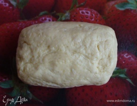 Взбить маргарин с яйцом и сахаром, добавить муку с разрыхлителем и замесить тесто.