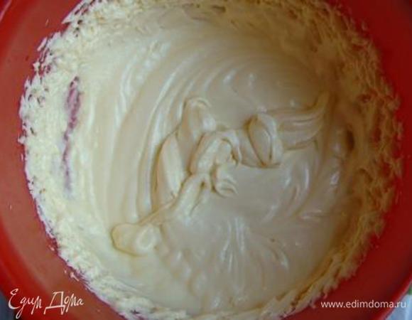 Для крема размягченное масло взбить со сгущенкой. Консистенцию крема можно регулировать с помощью сгущенки. Чем ее больше - тем крем будет жиже. Если хотите, чтобы крем стекал – наносите его на теплые коржи.