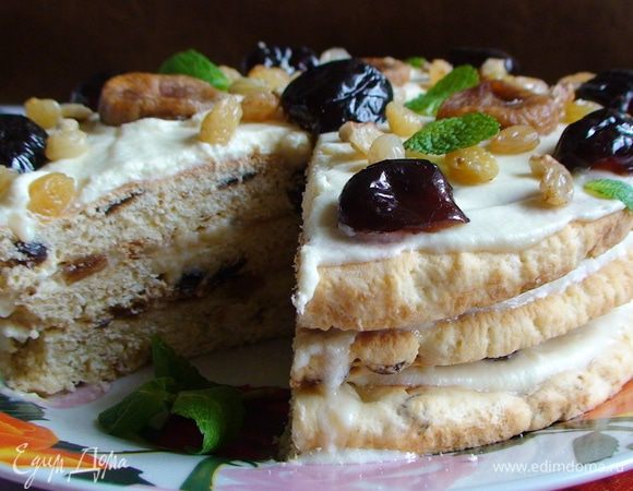 Украсить торт половинками фиников, инжиром, изюмом и листиками мяты.