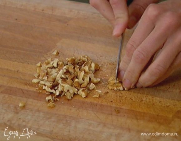 Орехи порубить ножом на крупные кусочки.
