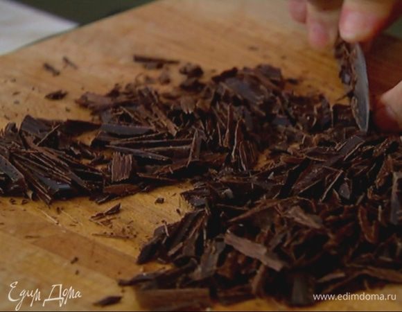 Шоколад нарезать стружкой.