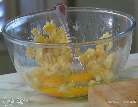 Добавить к бананам яйца и перемешать.