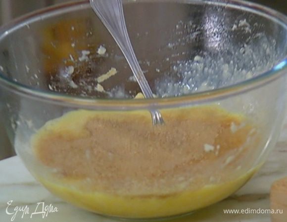 Всыпать сахар, перемешать.