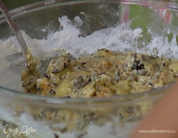 Влить молоко, оливковое масло, ванильный экстракт, добавить орехи, шоколад, посолить, затем всыпать муку с разрыхлителем и все вымешать.