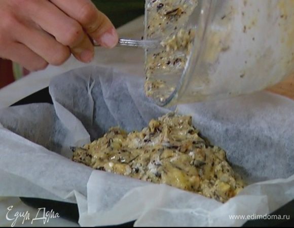 Продолговатую форму выстелить бумагой для выпечки, выложить тесто, разровнять и выпекать в разогретой духовке 40–45 минут.