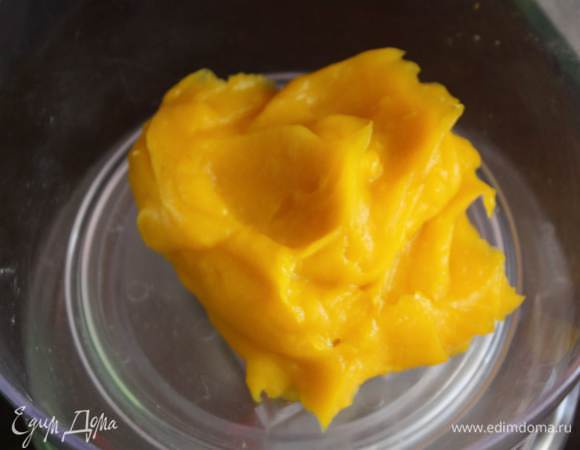 Сделаем пюре из тыквы. для этого порежем ее на кусочки и отправим либо в пароварку, либо нальем чуть воды и поставим на средний огонь на полчаса. Далее измельчим блендером.