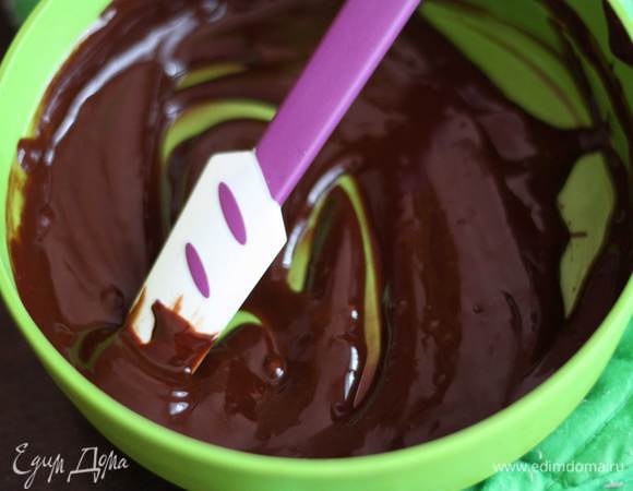 Разделим сливочное масло пополам, добавим к каждому куску разный порубленный шоколад и растопим либо на водяной бане, либо в СВЧ. В итоге две миски с разными массами: белым и черным шоколадом.