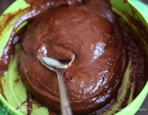 Теперь эту массу делим на три части. Одну добавляем к белому шоколаду, вторую -к темному.