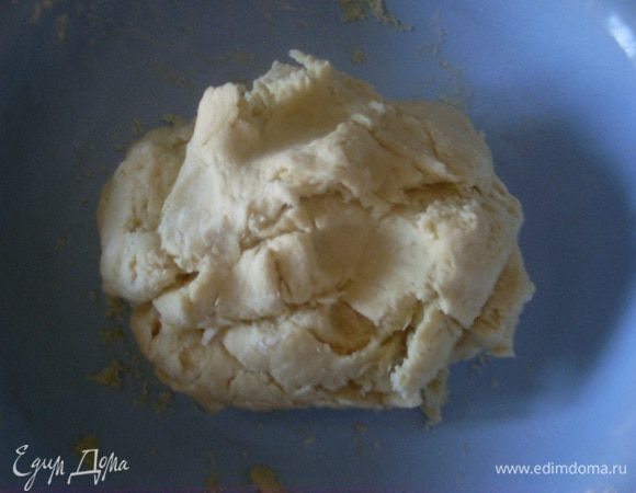 Тесто легко собирается в шар. Больше не месить. Сразу же положить в холодильник.
