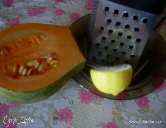 Начинку для этого пирога надо смешивать с сахаром в самый последний момент, т.к. тыква даст сок и будет трудно защипнуть края пирога.
Я делаю так: натираю на крупной терке лимон и тыкву - отставляю, занимаюсь тестом. 
Включаю духовку разогреваться до 180-200 градусов. 
