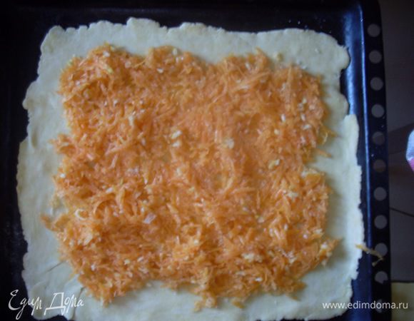 Раскатываю на силиконовом коврике верхний пласт и только после этого смешиваю начинку с сахаром. Немедленно раскладываю начинку на тесте и сверху прикрываю верхним пластом.