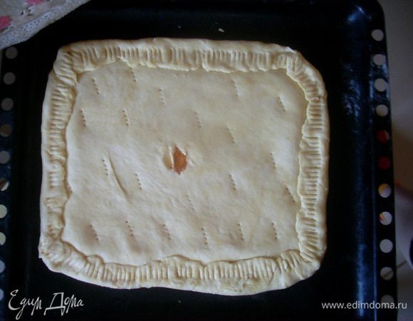Быстро защипываю края, приподнимая нижний пласт, чтобы  место скрепления пластов было сверху и нижний корж загибался наверх. Прижимаю место скрепления вилкой. Делаю дырочку в середине верхнего пласта, чтобы выходил пар. Вилкой делаю проколы в верхнем слое теста, чтобы оно не слишком пузырилось. 