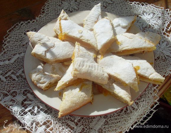 Ставлю в горячую духовку примерно на 40 минут.
Когда пирог немного зазолотиться - он готов.  Посыпаю его сахарной пудрой и горячим режу на ромбики. Очень вкусно и теплым и холодным.


