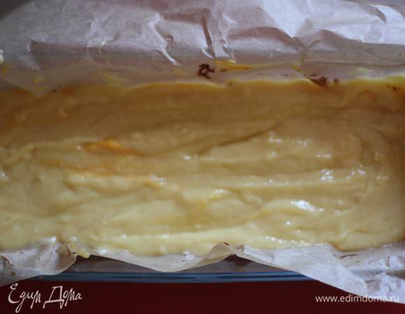 Духовку разогреваем до 180 градусов. Форму выстилаем пергаментом и выливаем тесто слоями. Сначала темный шоколад,разравниваем, потом тыквенную начинку, и в завершении белый слой.