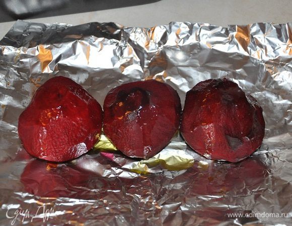 Свеклу очистите, посолите, поперчите, сбрызните оливковым маслом и запеките в фольге при температуре 200°C примерно 30–35 минут. 