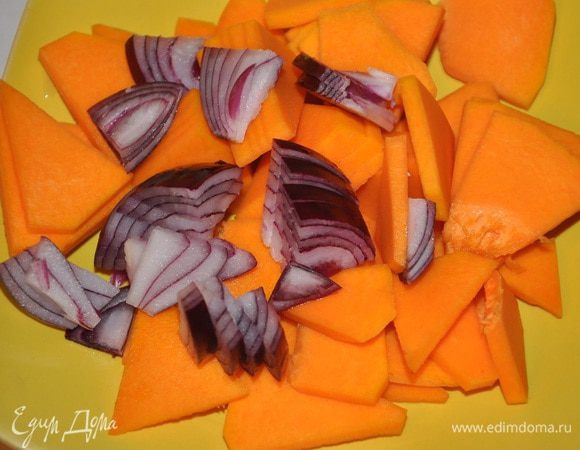 Тыкву очистите и нарежьте ломтиками, лук нарежьте полукольцами.