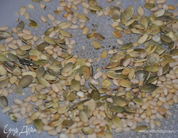 Семечки и орешки подсушите в духовке или на сковороде без масла.