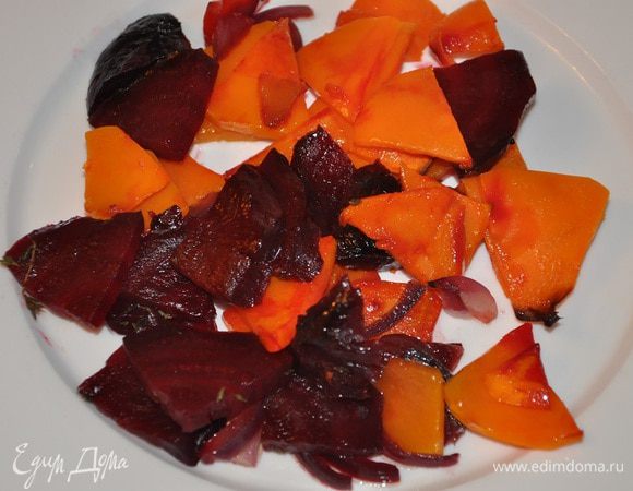 После того, как будут готовы свекла и тыква, выньте их из духовки. Свеклу остудите и нарежьте так же, как и тыкву.