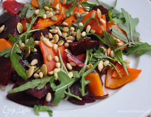 Выложите в тарелку тыкву со свеклой, добавьте листики тимьяна, положите руколу или любые салатные листья, посыпьте орешками и семечками, полейте бальзамическим уксусом.