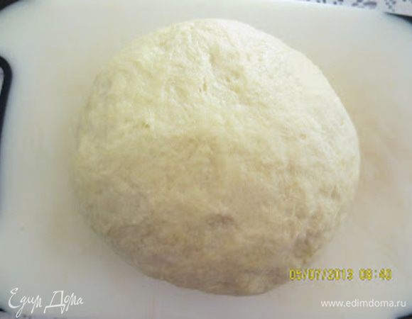Замесить эластичное тесто.
