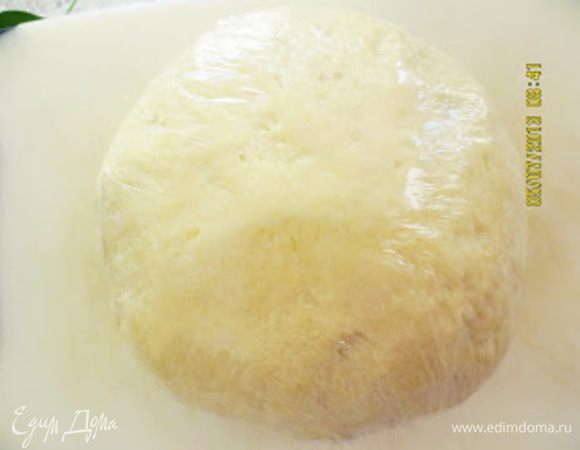 Завернуть тесто в мембрану и оставить в стороне, пока готовится начинка.