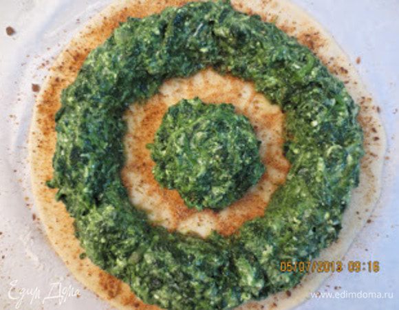 Затем выложить на поверхность лепешки начинку так, как показано на фото, сделать ободок и внутри шарик.
