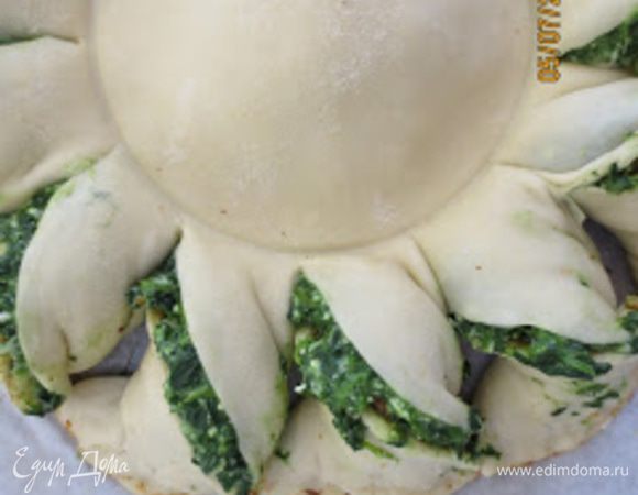 Сделать надрезы от основания чашки к краю (2 см) и затем перевернуть каждый кусочек.
