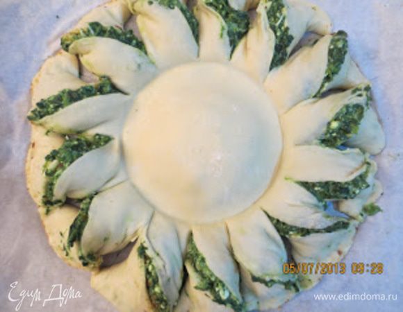 Смазать пирог взбитым желтком.
