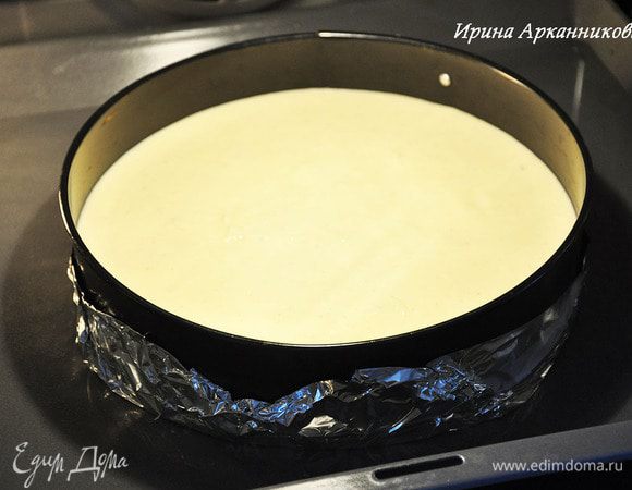 Выпекать творожный пирог на водяной бане.
Для этого в большой глубокий противень нужно налить кипяток.
В противень с кипятком поставить форму с пирогом (вода в нижнем противне должна доходить примерно до середины формы с пирогом).
Выпекать ~1 час при температуре ~170°C. Если форма разъемная, то надо обернуть ее фольгой, чтоб вода не затекла в форму. Можно выпекать без водяной бани, но тогда поверхность не будет такой белоснежной (возможно такое)