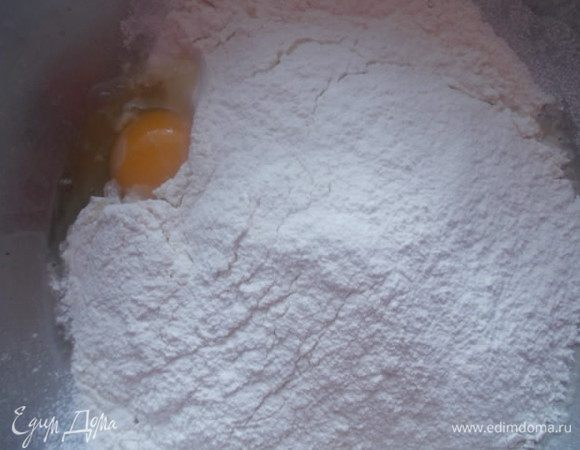 Залить дрожжи теплой водой, добавить яйцо, соль, сахар и муку и замесить тесто.