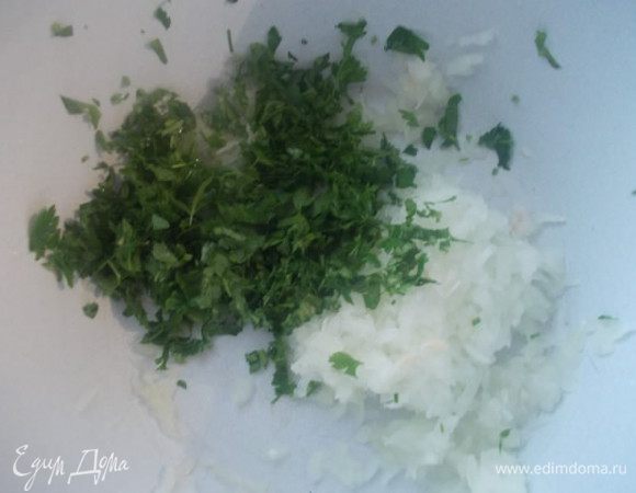 Тем временем займемся начинкой. Нужно натереть лук на крупной терке, а петрушку порубить. Затем обжарить в небольшом количестве масла, до золотистого цвета.