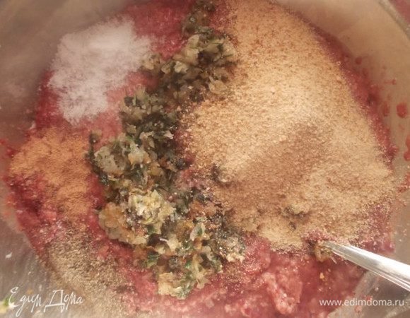 Печень помолоть на мясорубке и добавить обжаренный лук с петрушкой, соль, перец, мускатный орех и панировочные сухари. Перемешать и отставить в сторону на 10-15 минут.