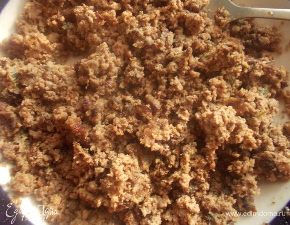 Затем разогреть сковороду с небольшим количеством масла и обжарить наш фарш, до легкого, золотистого цвета.