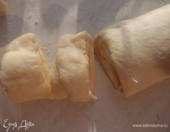 Свернуть рулетом и порезать кольцами, около 1.5 см