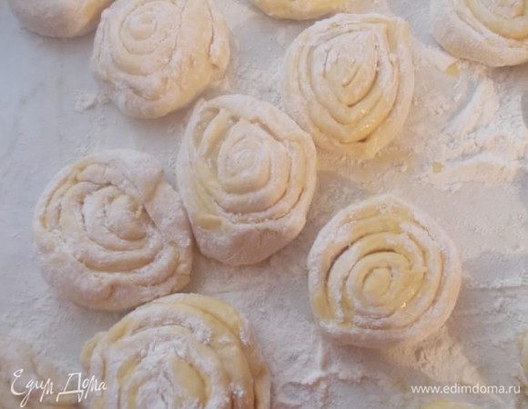 Все кольца обмакнуть в большом количестве муки, оставить минут на 20 в покое.