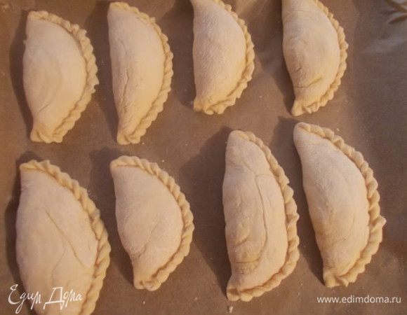 Укладываем на противень с пергаментом. Ставим в теплое место на 15 минут. Затем смазываем взбитым яйцом и отправляем в разогретую духовку 200 С на полчаса.