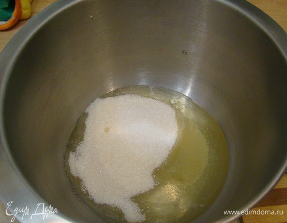 В чаше для взбивания соединяем сахар с белками.