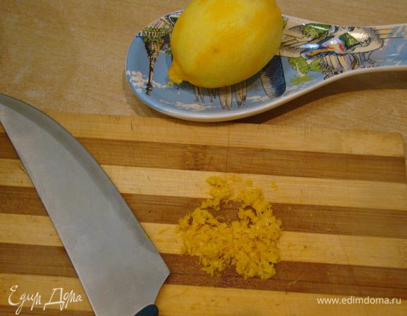 Натираем на мелкую терку цедру.
