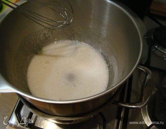 Ставим белки на водяную баню (3-4 мин), постоянно помешивая, ждем пока весь сахар растворится.
