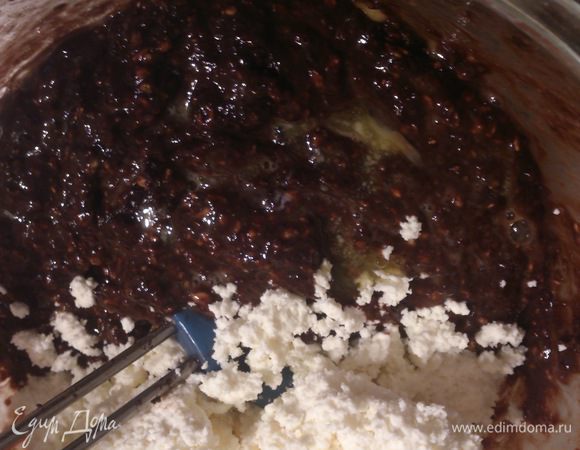 Добавить творог и яйцо, хорошо вымешать