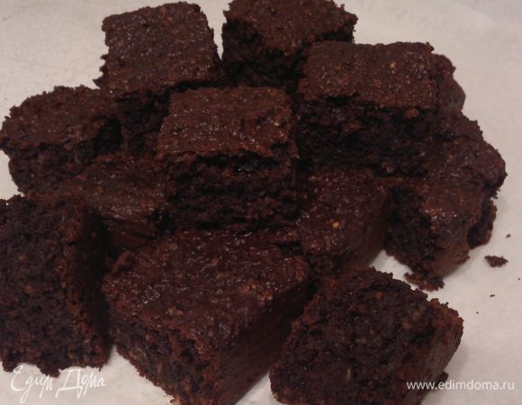 Нарезать готовый пирог квадратиками. 