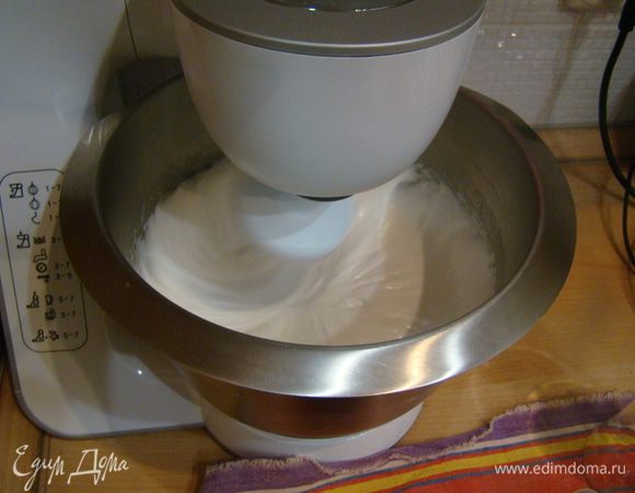 Включаем миксер на полную скорость, добавляем соль, цедру и лимонку, взбиваем 8-10 минут. Вес яиц всегда разный, мои 3 белка потянули на 128 г, поэтому я еще добавила столовую ложку сахарной пудры на 6-ой минуте взбивания.