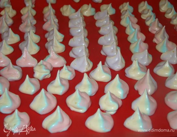 С помощью кулинарного мешка отсаживаем на противень. Размер меренг выбираете на свой вкус :) здесь у меня радужные безешки, но есть и одноцветные.