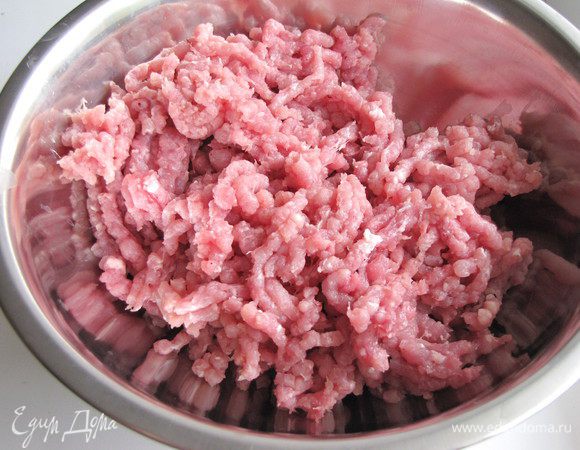 Филе индейки прокрутить на мясорубке.