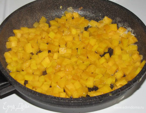 Тыкву очистить, нарезать кубиком и пассеровать минуты 3 на оставшемся масле. Тыква должна оставаться твердой.