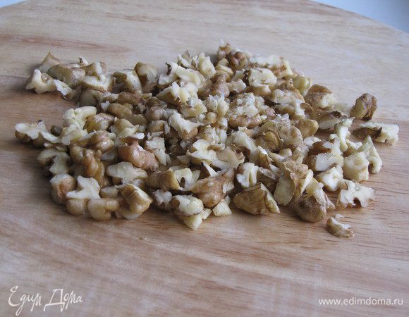 Грецкие орехи порубить ножом не слишком мелко.