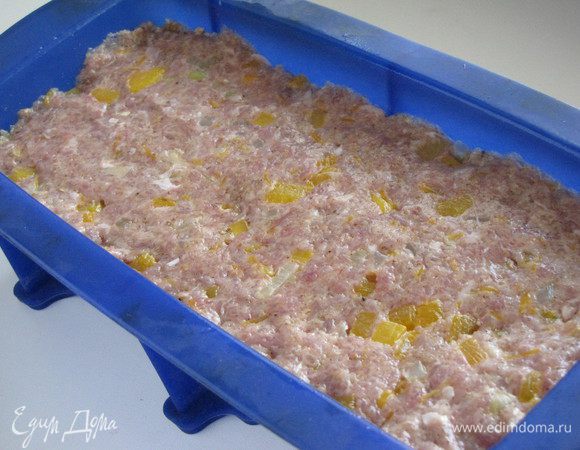 Выложите в прямоугольную форму, смазанную сливочным маслом и запекайте в духовке при 180 град. 45-50 минут.