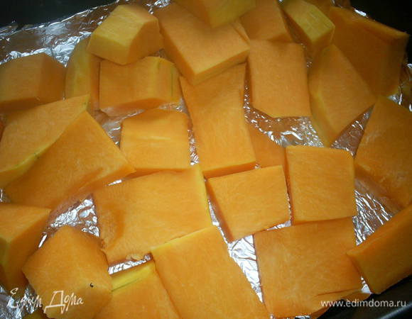 Тыкву почистить от кожуры, нарезать на небольшие кусочки и запечь в духовке до мягкости. Я запекала при 180 градусах около получаса.